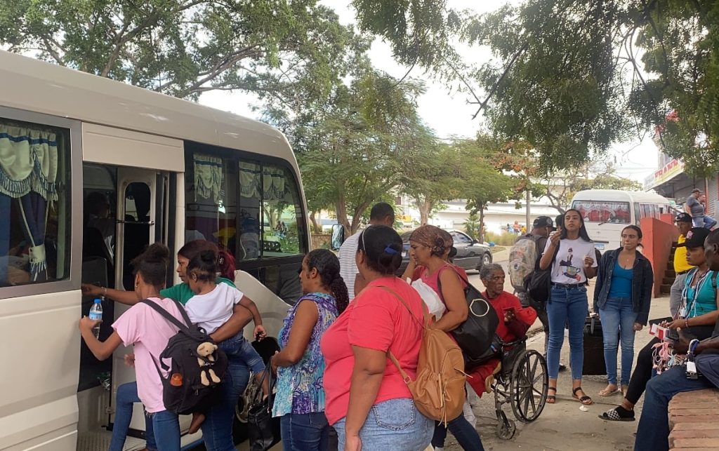 Una de las terminales de autobuses en el parque de Santiago. / Javier Balbuena