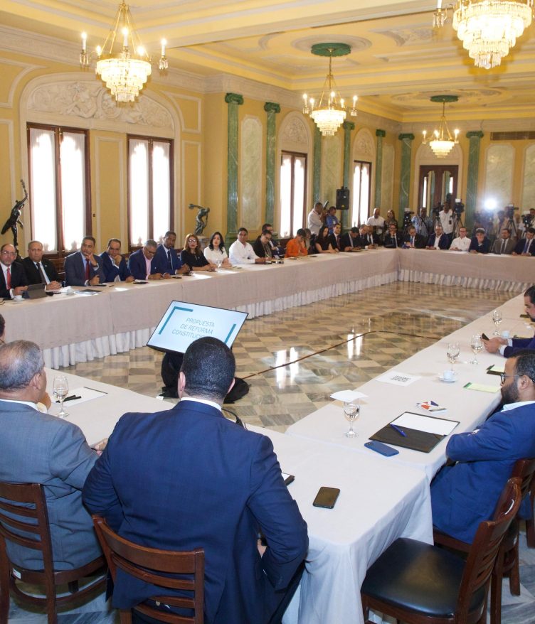 Gobierno continúa el diálogo y celebra reunión con abogados para tratar reforma constitucional