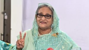 Primera ministra de Bangladesh renuncia tras semanas de protestas, miles allanan su residencia