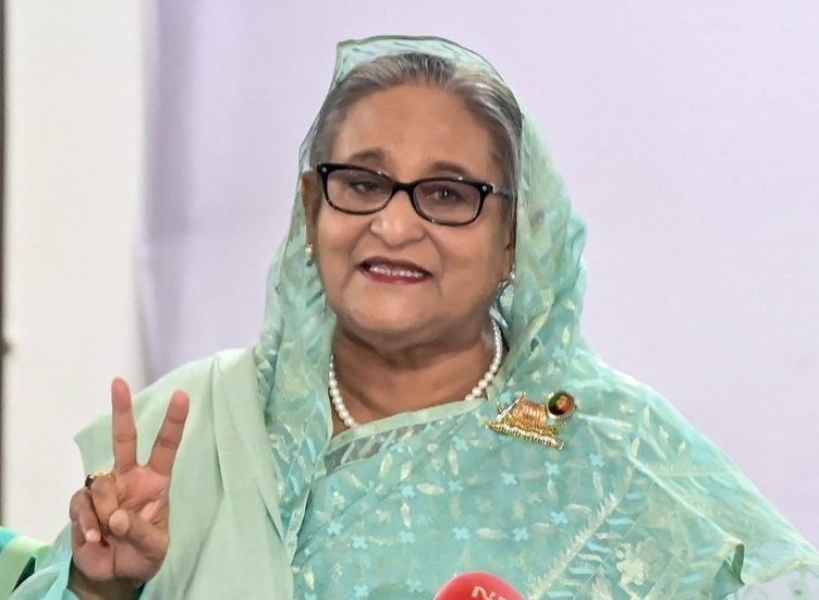 Primera ministra de Bangladesh renuncia tras semanas de protestas, miles allanan su residencia
