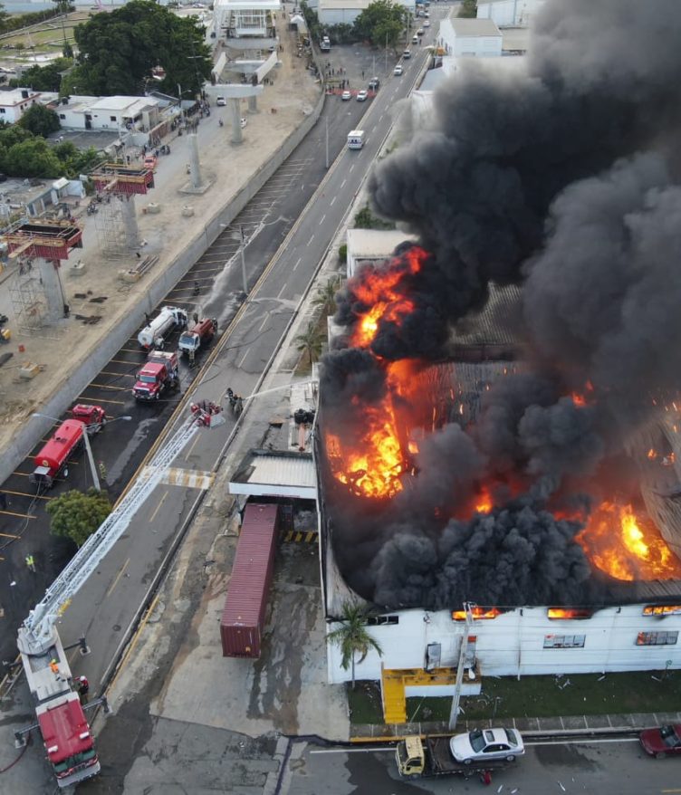 Sistema 911 coordina asistencia de incendio en zona franca de Rafey