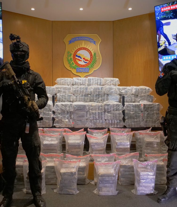 Atrapan dos hombres con cargamento de 484 paquetes de cocaína en La Altagracia