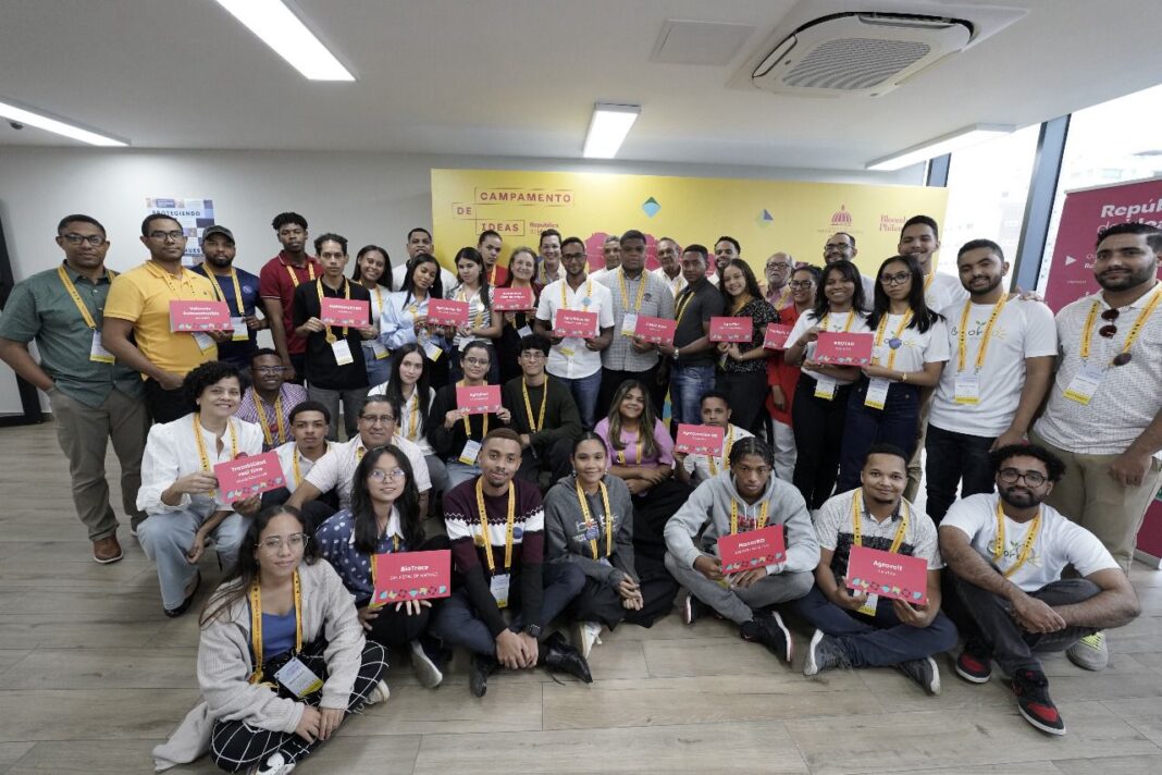 Cincuenta equipos fueron seleccionados para dar un paso decisivo en el concurso República de Ideas , una iniciativa nacional que busca impulsar la innovación ciudadana y transformar el futuro de la República Dominicana. Esta convocatoria forma parte de la estrategia Meta RD 2036 , que promueve la participación activa de la ciudadanía en el diseño de soluciones para los retos más urgentes del país. Los equipos finalistas participaron en un Campamento de Ideas de dos días, donde recibieron mentorías técnicas, talleres prácticos y espacios de intercambio para fortalecer sus propuestas. En este campamento, los participantes trabajaron en tres ejes estratégicos prioritarios: Educación , MIPYMES y Agroindustria , con el objetivo de desarrollar proyectos que sean sostenibles, con impacto social y económicamente viables. Durante la experiencia, cada equipo tuvo la oportunidad de presentar su idea a mentores nacionales e internacionales, quienes ofrecieron orientación sobre cómo optimizar sus modelos, validar su propuesta y planear su escalabilidad. Este componente de mentoría es clave para transformar ideas en soluciones tangibles que puedan evolucionar más allá del concurso. La participación en este proceso da cuenta del entusiasmo de la ciudadanía: en la primera etapa del concurso se recibieron 558 propuestas, con más de 11,000 personas involucradas en equipos de trabajo, encuentros comunitarios y mentorías virtuales. Este nivel de participación refleja un fuerte impulso hacia la innovación y la corresponsabilidad social. En la fase final, los 50 equipos seleccionados recibirán un apoyo económico para su participación: un financiamiento que les permitirá costear transporte, materiales y otros recursos necesarios para desarrollar sus ideas. Además, tendrán la oportunidad de presentar sus proyectos en una Expo Nacional programada para febrero de 2026, donde un jurado evaluará cada propuesta y elegirá las más destacadas. Los premios para los ganadores serán significativos: algunos de los equipos podrán recibir hasta USD 25,000 , lo que representa un incentivo importante para materializar sus proyectos. Además, todos los finalistas contarán con acceso a redes de innovación, alianzas estratégicas y acompañamiento técnico que potenciará su capacidad para crear soluciones reales y sostenibles. Más allá del aspecto competitivo, República de Ideas se perfila como un movimiento ciudadano de gran relevancia. El campamento no solo sirve para desarrollar ideas, sino también para construir comunidad, facilitando que los participantes compartan experiencias, aprendan unos de otros y generen sinergias. Esta colaboración colectiva es uno de los pilares del proyecto, pues la inteligencia colectiva se considera un recurso estratégico para construir el futuro del país. La estrategia Meta RD 2036 respalda la iniciativa con la visión de crear un ecosistema de innovación nacional donde las ideas de los ciudadanos tengan un papel central en la transformación social. El concurso demuestra que la creatividad no es exclusiva de grandes empresas: también reside en personas comunes que desean contribuir al desarrollo con propuestas innovadoras y comprometidas. Al concluir el Campamento de Ideas, los equipos han dejado clara su motivación para resolver problemas concretos: muchos proyectos nacieron de realidades locales, de retos comunitarios y de la experiencia cotidiana. Esta conexión con el terreno permite que las soluciones potenciales no sean abstractas, sino que respondan a problemas reales. La próxima Expo Nacional será un momento clave: no solo para elegir las ideas ganadoras, sino también para visibilizar la capacidad de innovación dominicana ante el público, instituciones y posibles aliados. Será una vitrina para mostrar cómo los ciudadanos pueden imaginar un futuro distinto con sus propias propuestas. Dato final El concurso República de Ideas registró más de 11.000 participantes en su primera fase, lo que refleja un alto nivel de movilización ciudadana en torno a la innovación y el desarrollo del país.