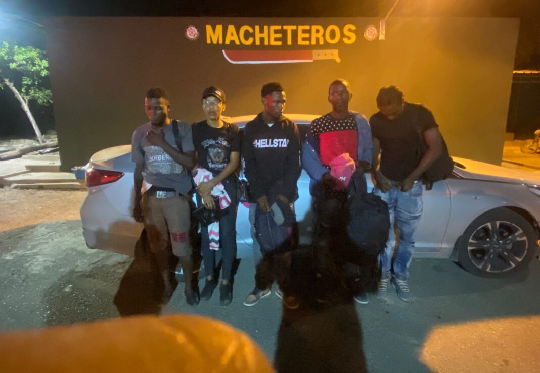 El Ejército de República Dominicana informó el arresto de dos dominicanos vinculados presuntamente al tráfico ilícito en la frontera. La acción forma parte de los operativos de seguridad reforzados para combatir delitos transfronterizos.