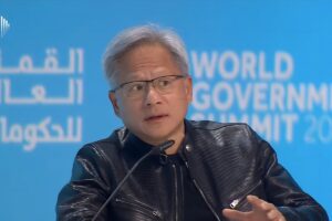 Amazon y Google aceleran su estrategia para competir con Nvidia desarrollando sus propios chips de inteligencia artificial, buscando reducir dependencia y ganar control tecnológico.