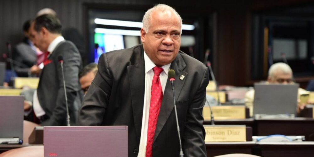 Ramón Bueno asegura que Danilo Medina está habilitado políticamente, reavivando el debate sobre las posibilidades legales del exmandatario para aspirar nuevamente.