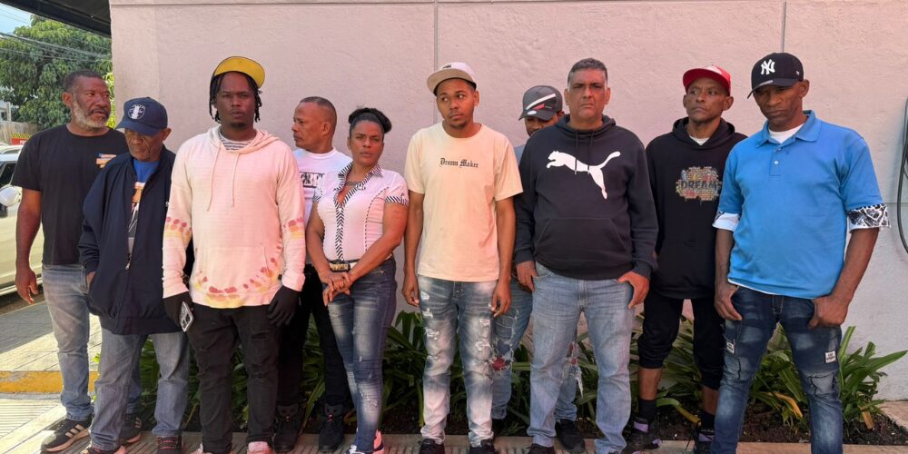 Parqueadores de Plaza Juan Barón denuncian presiones que afectan su derecho al trabajo y expresan preocupación por acciones que consideran injustas.