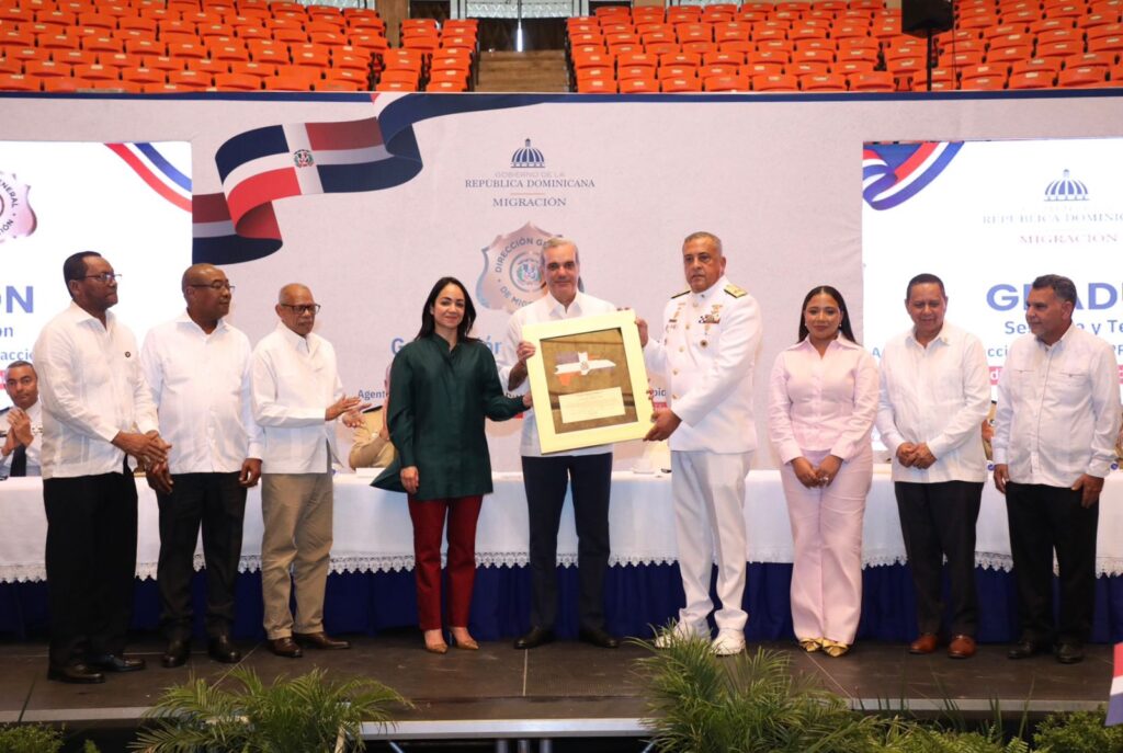 DGM entrega reconocimiento al presidente Abinader por su liderazgo en la implementación y fortalecimiento de una política migratoria responsable en la República Dominicana.