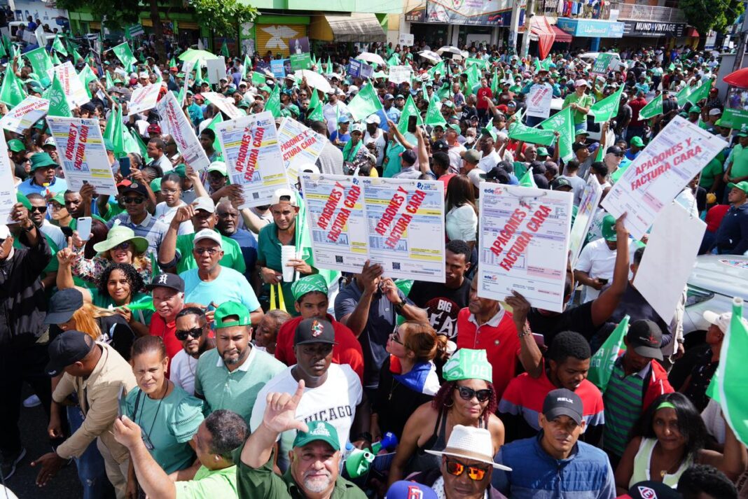Fuerza del Pueblo denuncia persecución política, señala supuestos abusos de poder y advierte sobre riesgos para la institucionalidad democrática del país.