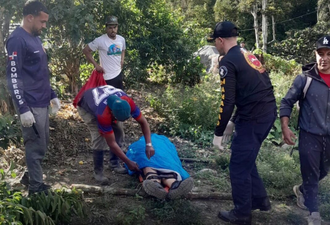 Un excursionista francés de 72 años falleció mientras ascendía el Pico Duarte por la ruta Manabao, tras sufrir un paro cardíaco. Las autoridades investigan la causa exacta del deceso.