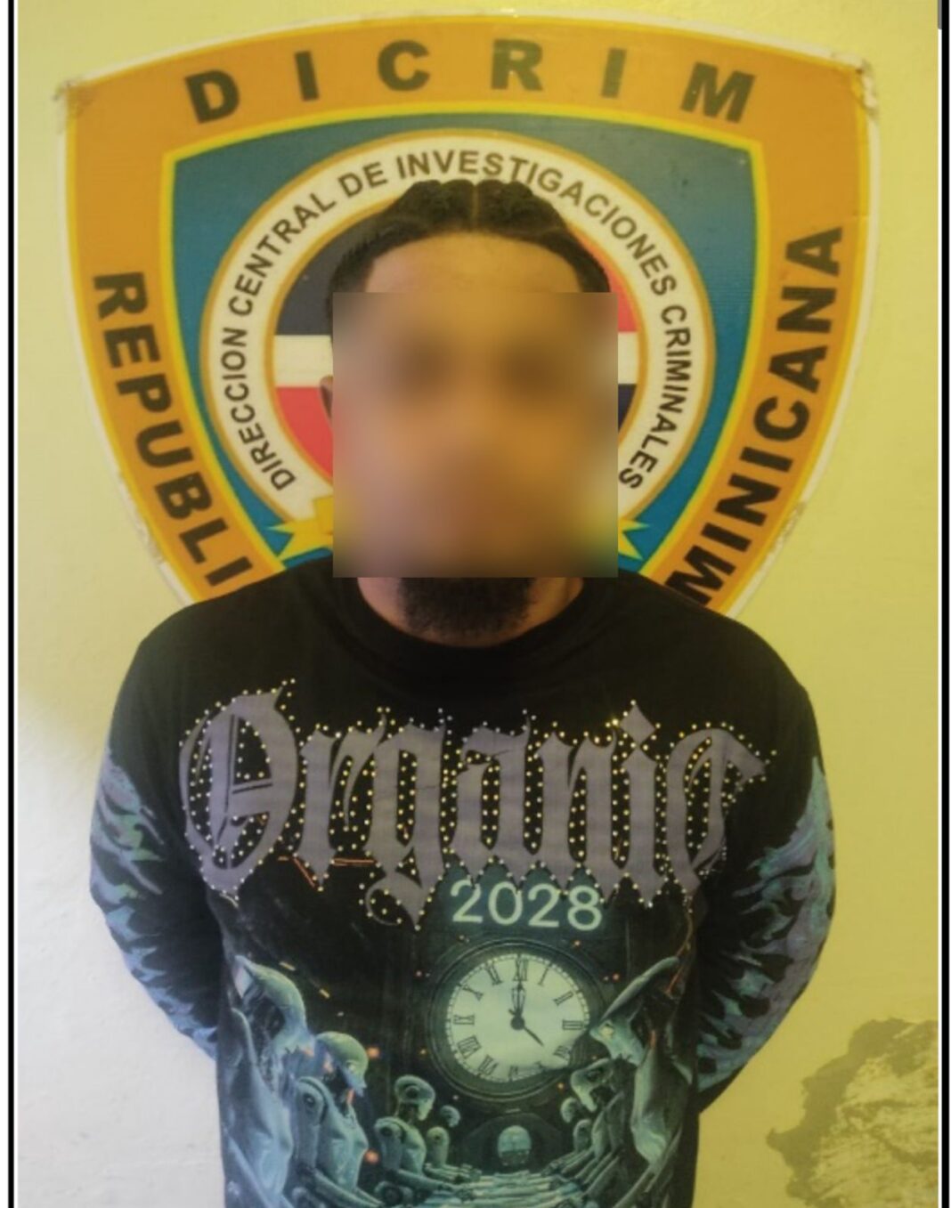 Un hombre buscado por agresión física y amenazas en La Vega se entregó voluntariamente a las autoridades; fue puesto bajo custodia a la espera de su sometimiento a la justicia.