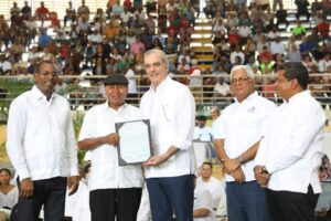 El Gobierno entregó 1,305 títulos de propiedad en Pueblo Nuevo, garantizando seguridad jurídica, estabilidad patrimonial y nuevas oportunidades para las familias beneficiadas.