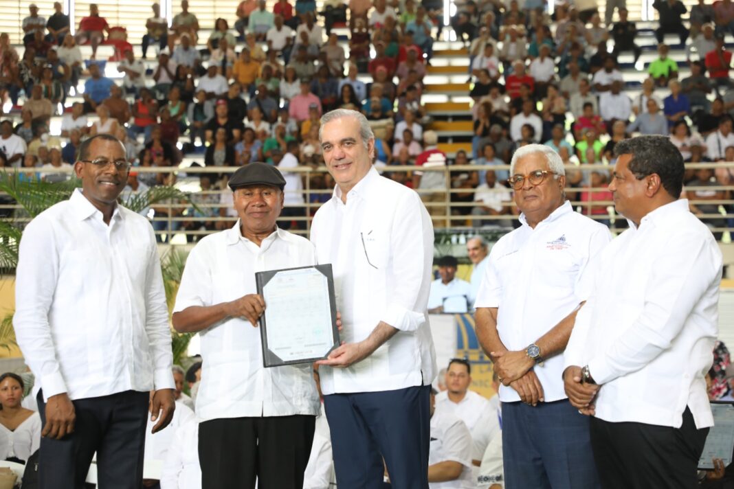 Entrega de 1,305 títulos de propiedad en Pueblo Nuevo consolida seguridad jurídica para millas de familias