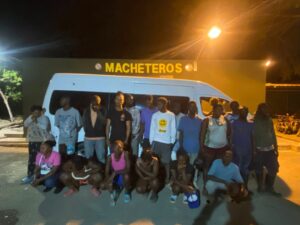 Un minibús fue detenido en Ámina, Valverde, con 21 ciudadanos haitianos en situación migratoria irregular. El conductor escapó del lugar y los detenidos fueron entregados a las autoridades competentes para los procesos correspondientes.