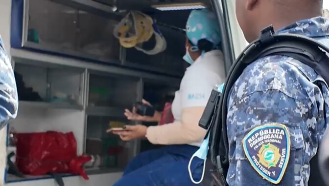 Bombero recibe asistencia médica tras incidente en cumplimiento de su labor