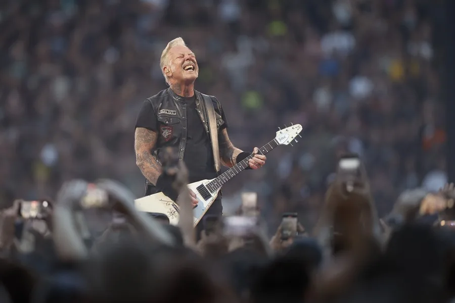 Metallica lanza “Life Burns Faster” y sacude a sus fanáticos