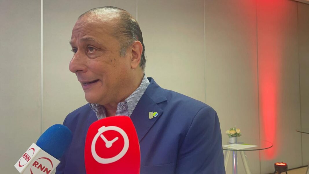 Presidente de la Cámara de Comercio de Santiago advierte que el comercio informal golpea a empresarios