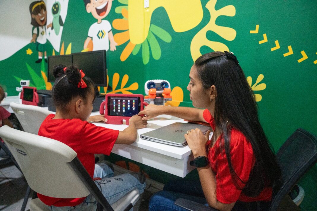 Banco Caribe dona aula STEM para impulsar educación tecnológica