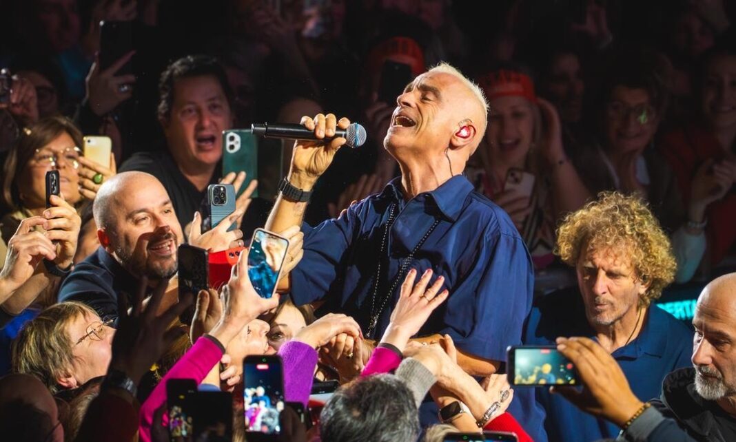 Eros Ramazzotti conquista París con una noche cargada de clásicos y emoción