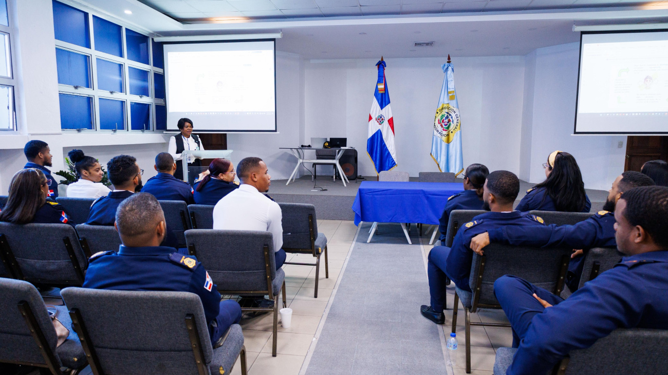 Migración fortalece controles con capacitación sobre normas básicas