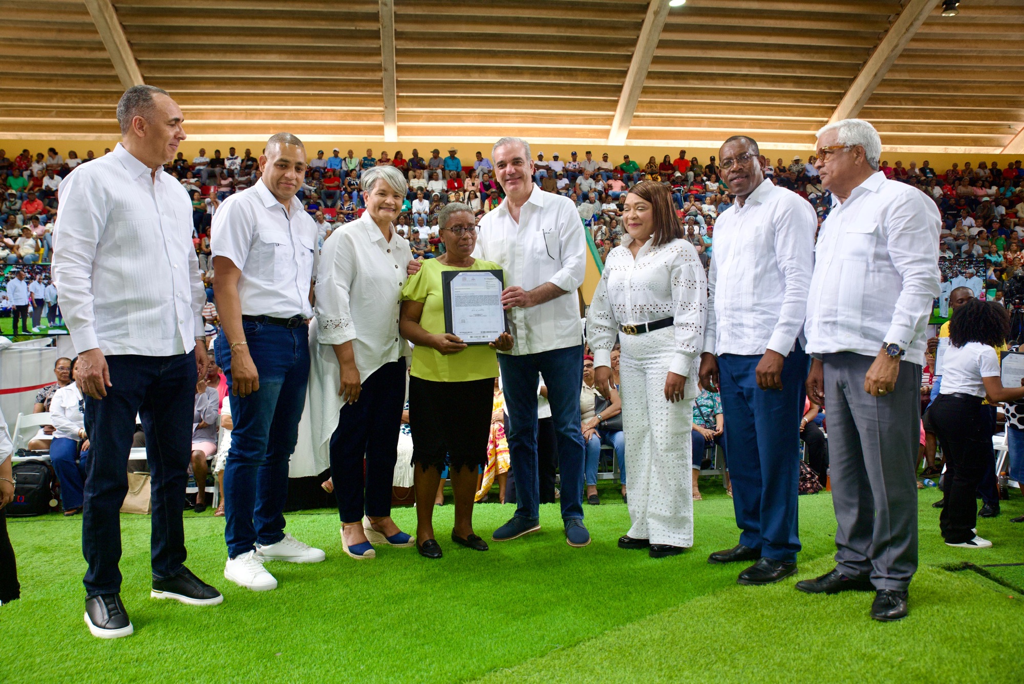 Abinader entrega 2,315 títulos de propiedad en San Pedro