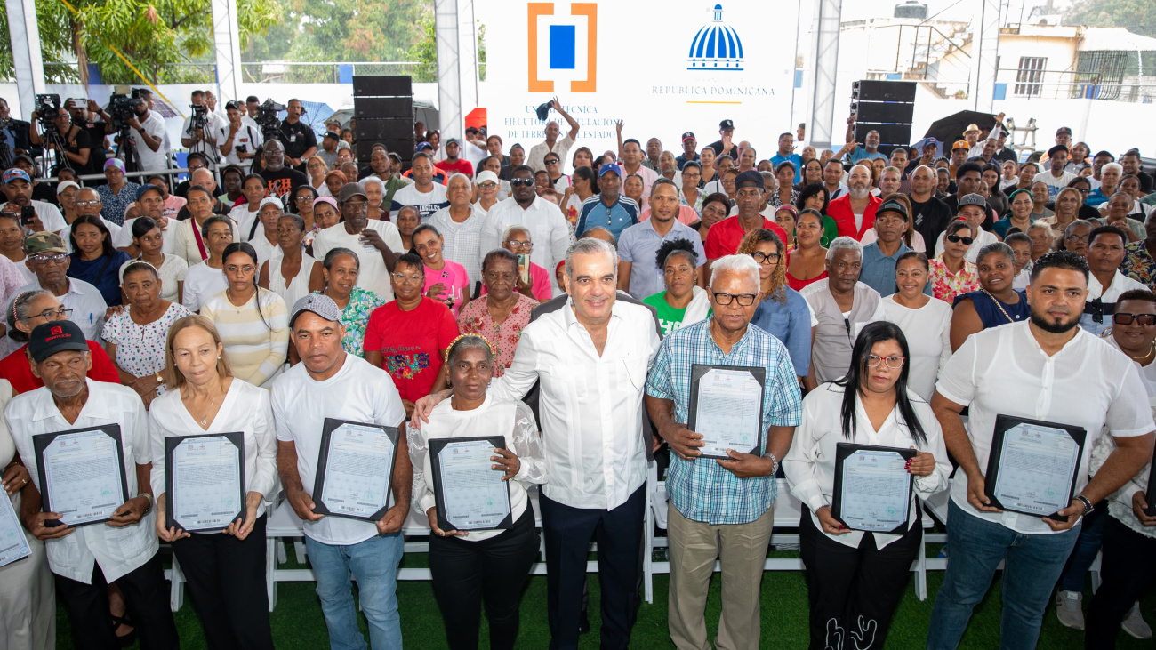 Abinader entrega 442 títulos de propiedad a familias en Santo Domingo Este