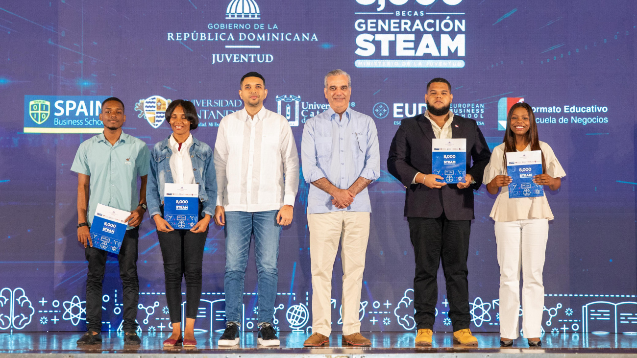 Abinader entrega 8,000 becas del programa Generación STEAM