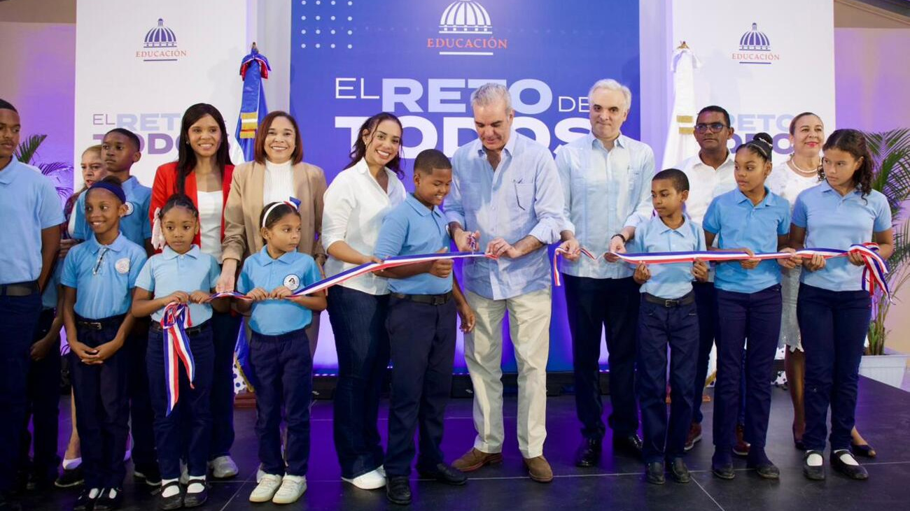 Presidente Abinader entrega moderna Escuela Comunal Barrio Lindo