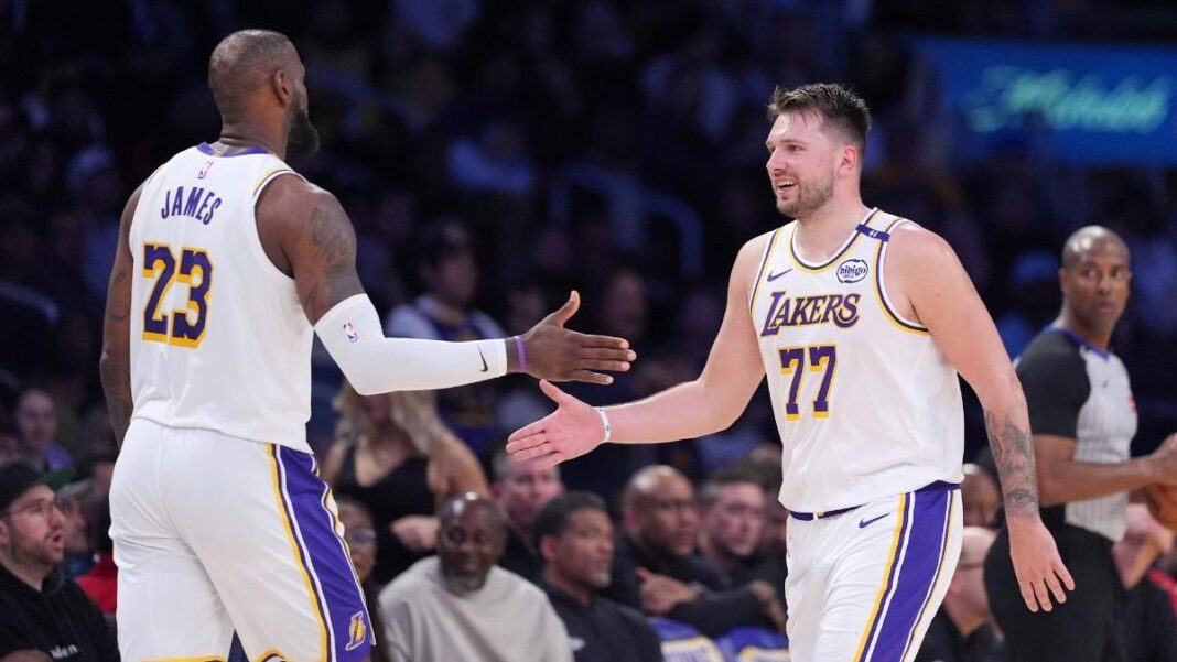 LeBron iguala récord histórico y Doncic brilla con 60 puntos en triunfo de los Lakers