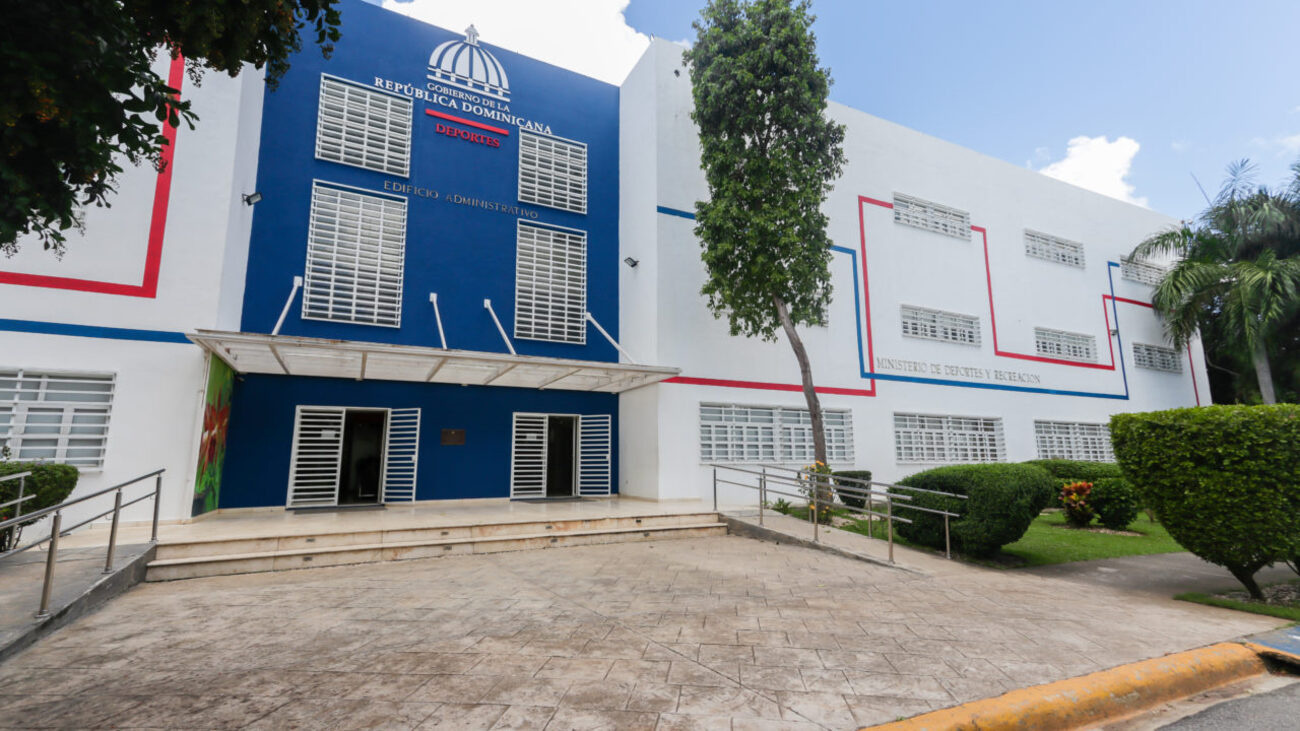 Comisionado de Grandes Ligas destaca apoyo de Abinader al béisbol dominicano