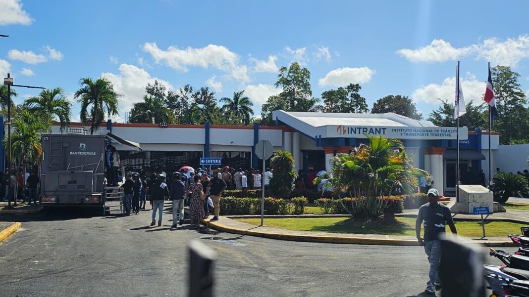 Ciudadanos se quejan por largas filas para obtener la nueva licencia