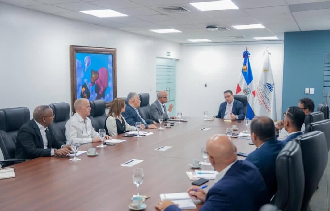 Gobierno se reúne con sector comercio para abordar temas económicos