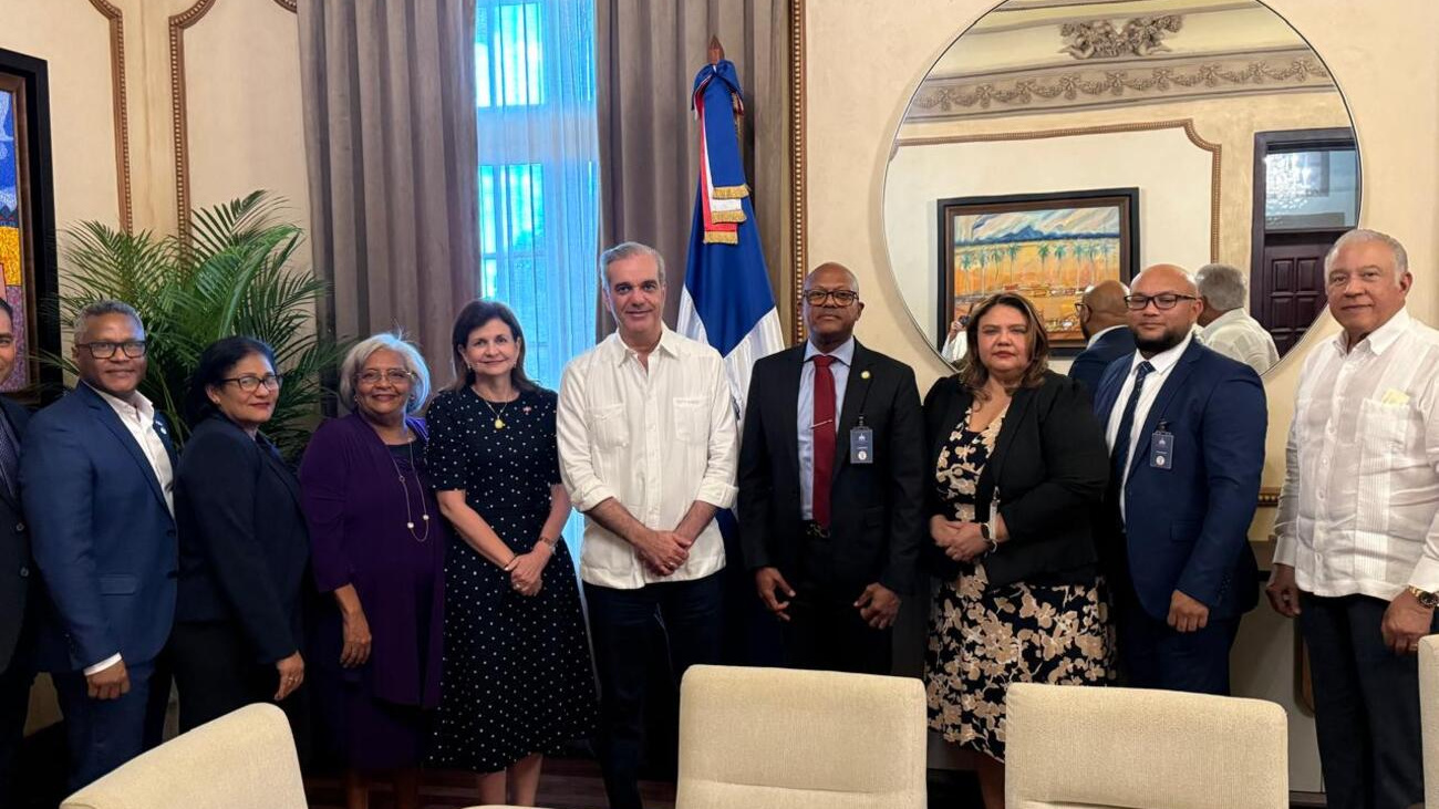 Presidente Luis Abinader se reúne con directiva del Colegio Médico Dominicano