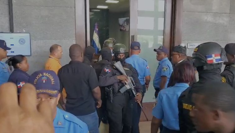 Coronel imputado por agresión es trasladado a sala de audiencia en SDE