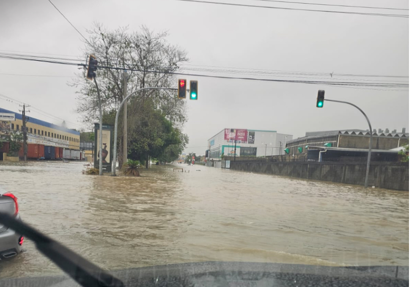 Inundaciones en República Dominicana colapsan vías y paralizan tránsito