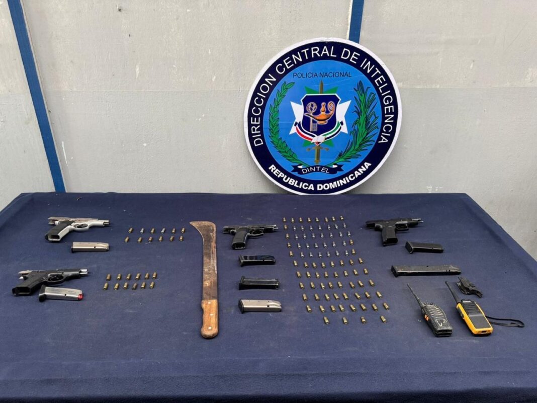 Allanamientos simultáneos en Santiago dejan armas, municiones y dos detenidos