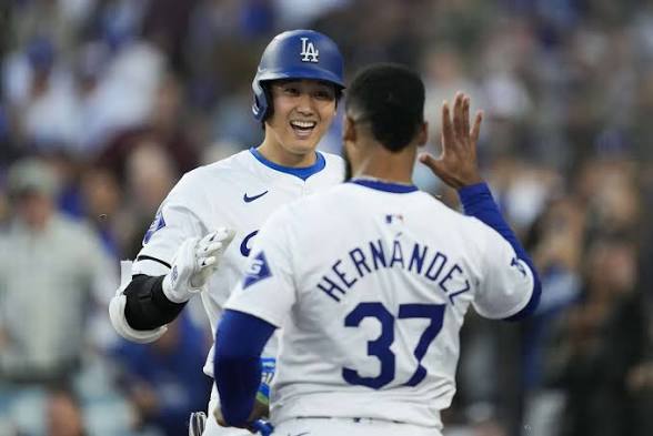Dodgers desatan ofensiva en Toronto con jonrones de Ohtani y Teoscar